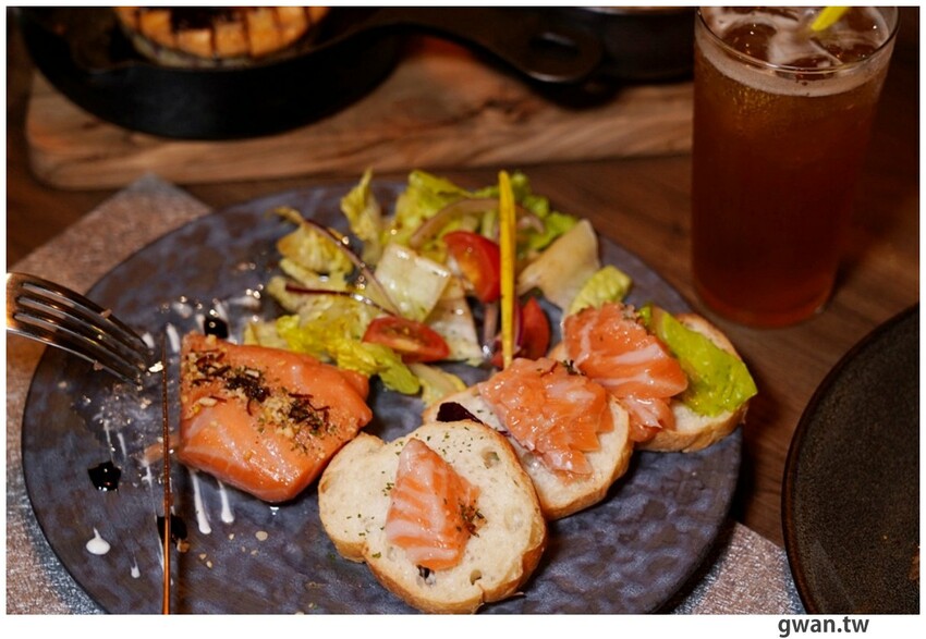 隱身商辦大樓的低調餐酒館，居然把羅氏秋水茶放進調酒裡！