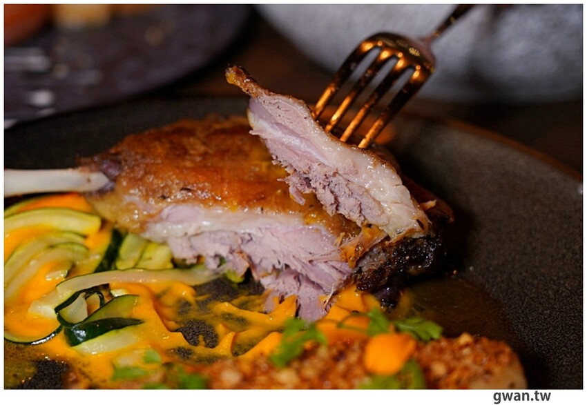 隱身商辦大樓的低調餐酒館，居然把羅氏秋水茶放進調酒裡！