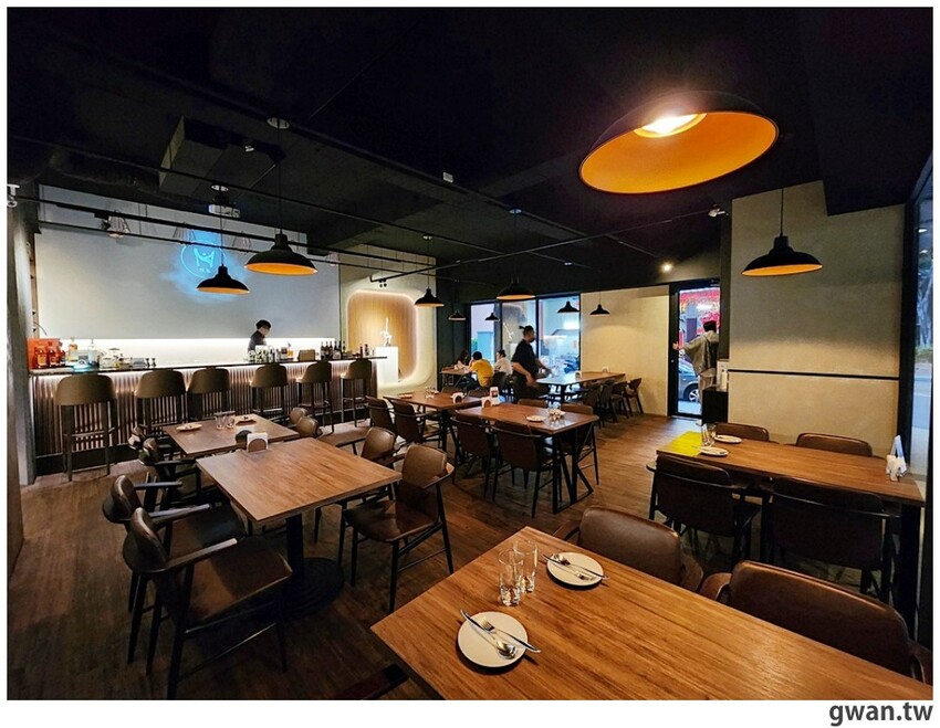 隱身商辦大樓的低調餐酒館，居然把羅氏秋水茶放進調酒裡！