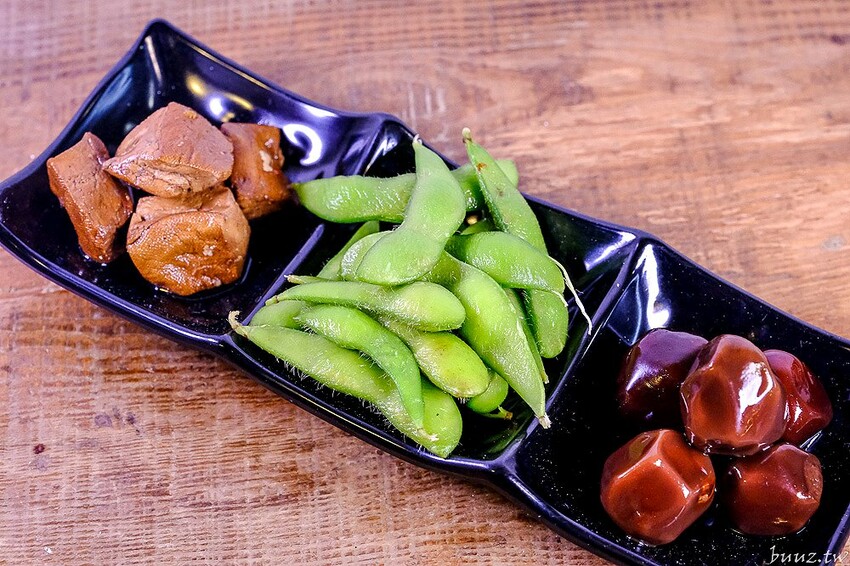 手工餛飩個大餡料扎實，客家嬤純米客家粄條，純米粄條清香脆彈，搭招財餛飩吃飽飽！