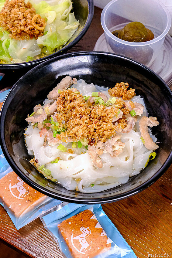 手工餛飩個大餡料扎實，客家嬤純米客家粄條，純米粄條清香脆彈，搭招財餛飩吃飽飽！