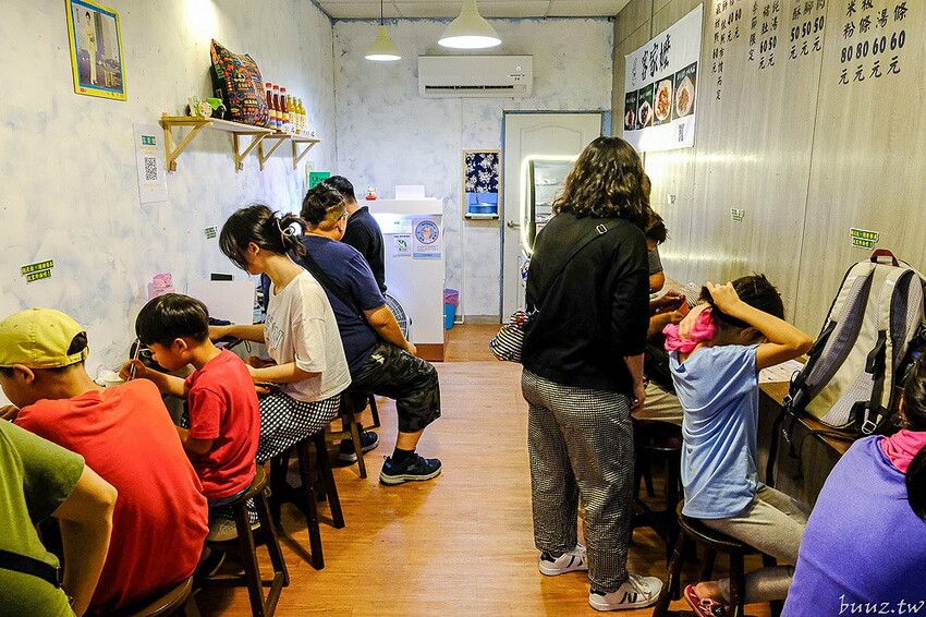 手工餛飩個大餡料扎實，客家嬤純米客家粄條，純米粄條清香脆彈，搭招財餛飩吃飽飽！