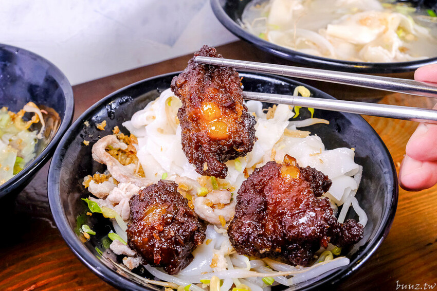 手工餛飩個大餡料扎實，客家嬤純米客家粄條，純米粄條清香脆彈，搭招財餛飩吃飽飽！