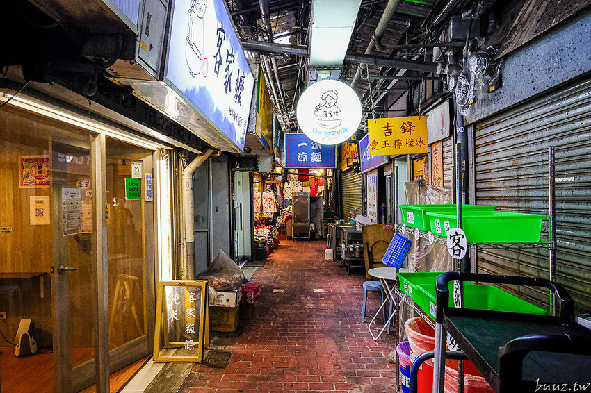 手工餛飩個大餡料扎實，客家嬤純米客家粄條，純米粄條清香脆彈，搭招財餛飩吃飽飽！