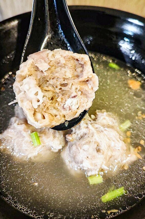 手工餛飩個大餡料扎實，客家嬤純米客家粄條，純米粄條清香脆彈，搭招財餛飩吃飽飽！