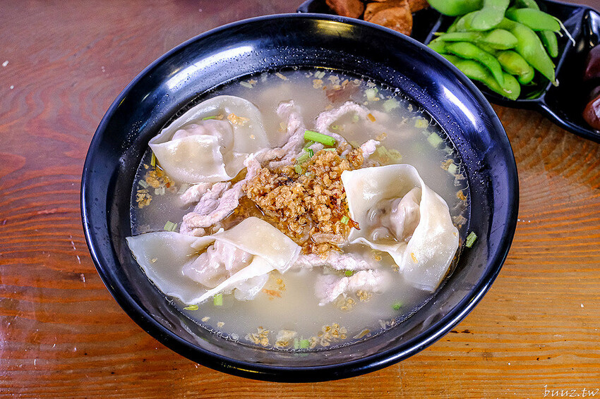 手工餛飩個大餡料扎實，客家嬤純米客家粄條，純米粄條清香脆彈，搭招財餛飩吃飽飽！