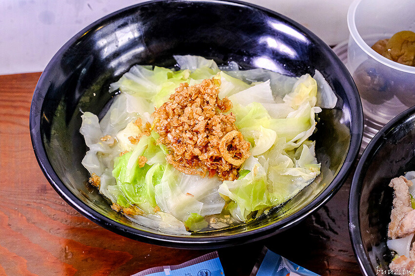 手工餛飩個大餡料扎實，客家嬤純米客家粄條，純米粄條清香脆彈，搭招財餛飩吃飽飽！