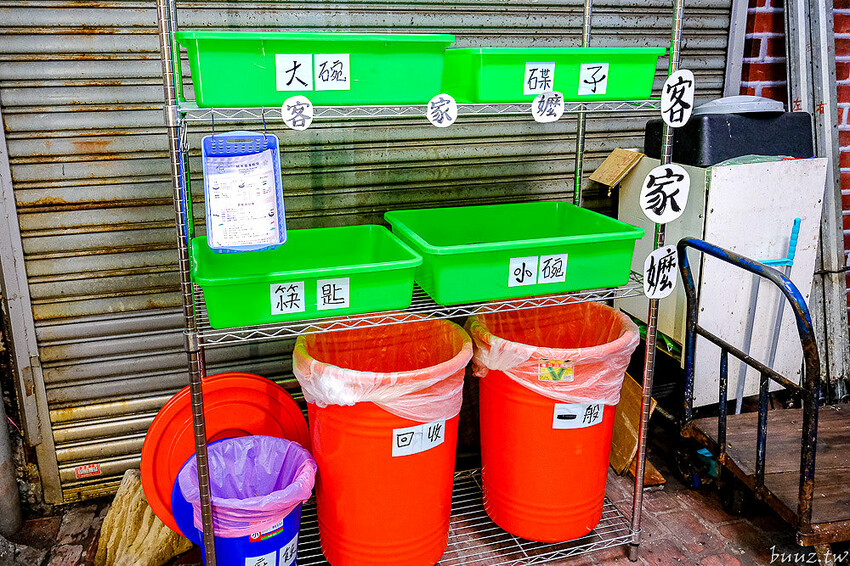 手工餛飩個大餡料扎實，客家嬤純米客家粄條，純米粄條清香脆彈，搭招財餛飩吃飽飽！