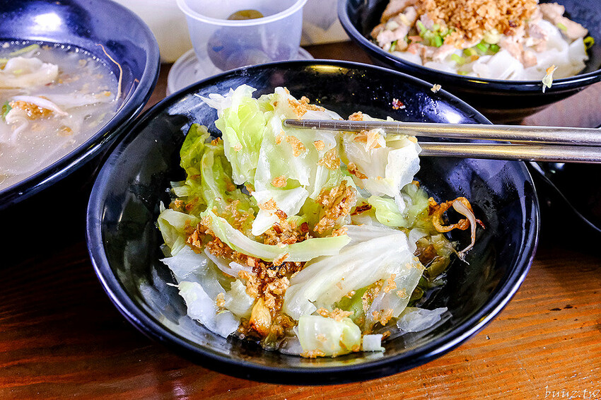 手工餛飩個大餡料扎實，客家嬤純米客家粄條，純米粄條清香脆彈，搭招財餛飩吃飽飽！