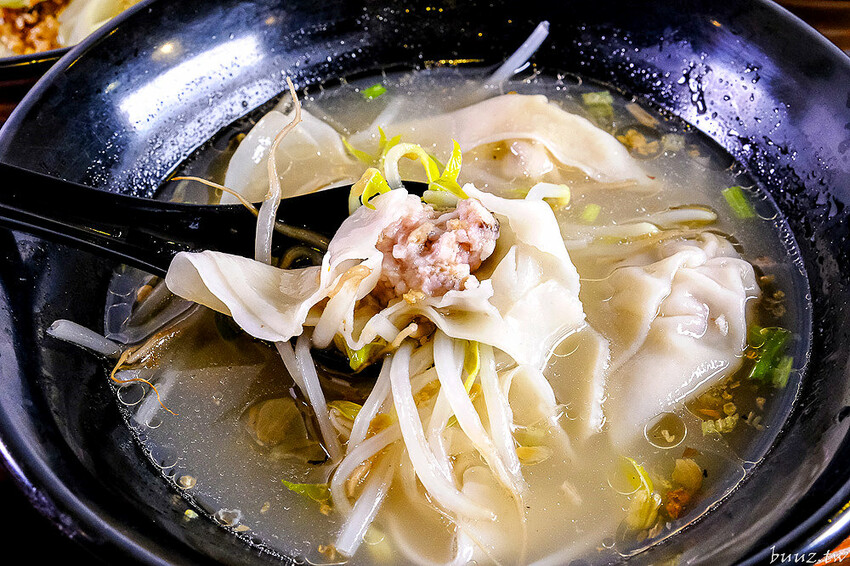 手工餛飩個大餡料扎實，客家嬤純米客家粄條，純米粄條清香脆彈，搭招財餛飩吃飽飽！