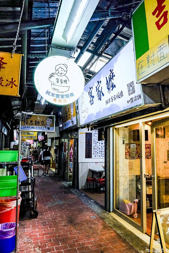 手工餛飩個大餡料扎實，客家嬤純米客家粄條，純米粄條清香脆彈，搭招財餛飩吃飽飽！