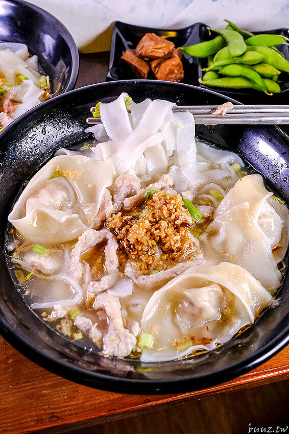 手工餛飩個大餡料扎實，客家嬤純米客家粄條，純米粄條清香脆彈，搭招財餛飩吃飽飽！