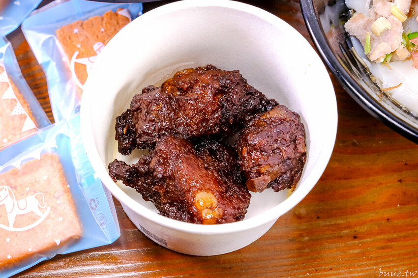 手工餛飩個大餡料扎實，客家嬤純米客家粄條，純米粄條清香脆彈，搭招財餛飩吃飽飽！