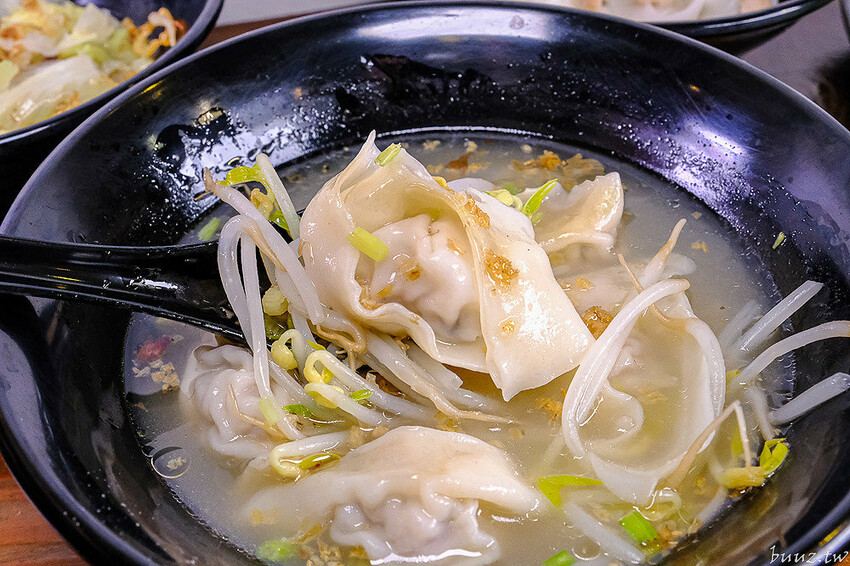 手工餛飩個大餡料扎實，客家嬤純米客家粄條，純米粄條清香脆彈，搭招財餛飩吃飽飽！