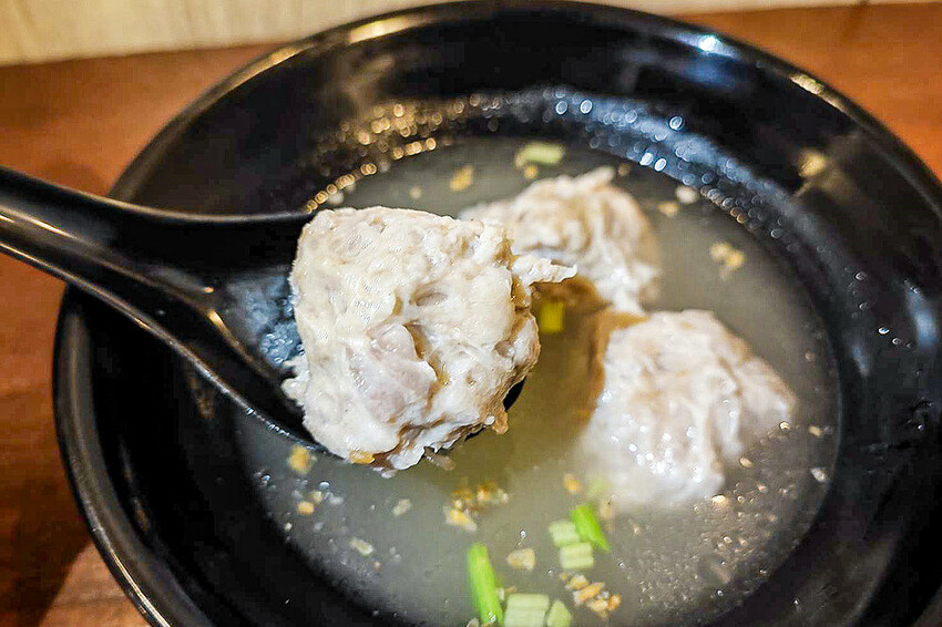 手工餛飩個大餡料扎實，客家嬤純米客家粄條，純米粄條清香脆彈，搭招財餛飩吃飽飽！