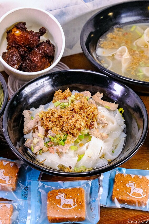 手工餛飩個大餡料扎實，客家嬤純米客家粄條，純米粄條清香脆彈，搭招財餛飩吃飽飽！