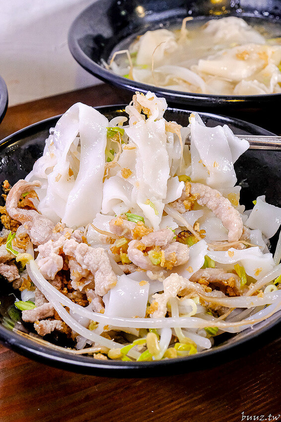 手工餛飩個大餡料扎實，客家嬤純米客家粄條，純米粄條清香脆彈，搭招財餛飩吃飽飽！