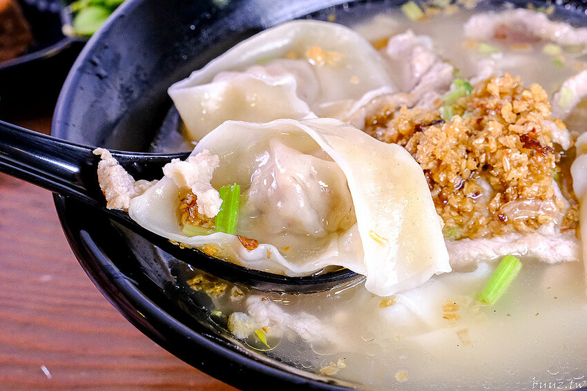 手工餛飩個大餡料扎實，客家嬤純米客家粄條，純米粄條清香脆彈，搭招財餛飩吃飽飽！