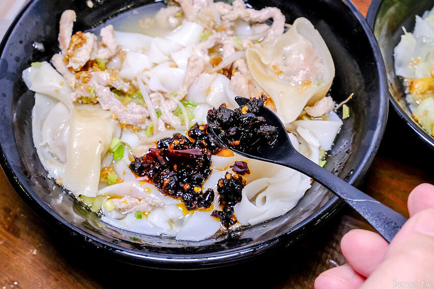 手工餛飩個大餡料扎實，客家嬤純米客家粄條，純米粄條清香脆彈，搭招財餛飩吃飽飽！