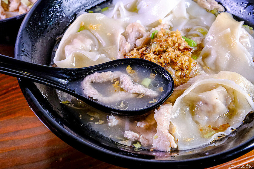 手工餛飩個大餡料扎實，客家嬤純米客家粄條，純米粄條清香脆彈，搭招財餛飩吃飽飽！