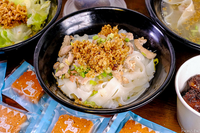 手工餛飩個大餡料扎實，客家嬤純米客家粄條，純米粄條清香脆彈，搭招財餛飩吃飽飽！