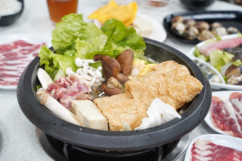 新竹平價自助石頭火鍋推薦！「大湖口火鍋城」上百種菜色選擇，每盤肉只要100元！黑麻油爆炒的湯頭真的很厲害！絕對是三五好友、家庭聚餐的首選推薦！ - 阿華田的美食日記