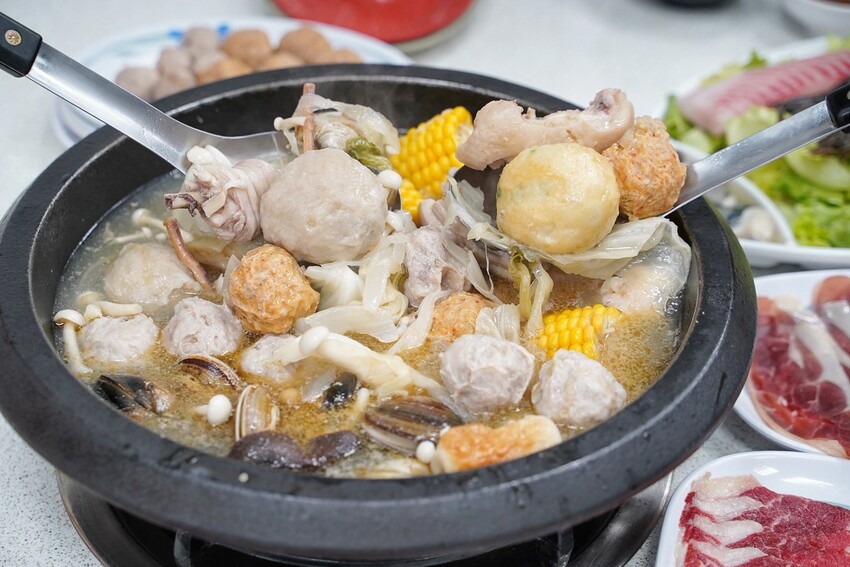 新竹平價自助石頭火鍋推薦！「大湖口火鍋城」上百種菜色選擇，每盤肉只要100元！黑麻油爆炒的湯頭真的很厲害！絕對是三五好友、家庭聚餐的首選推薦！ - 阿華田的美食日記