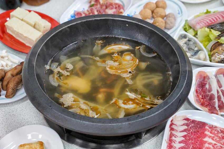新竹平價自助石頭火鍋推薦！「大湖口火鍋城」上百種菜色選擇，每盤肉只要100元！黑麻油爆炒的湯頭真的很厲害！絕對是三五好友、家庭聚餐的首選推薦！ - 阿華田的美食日記