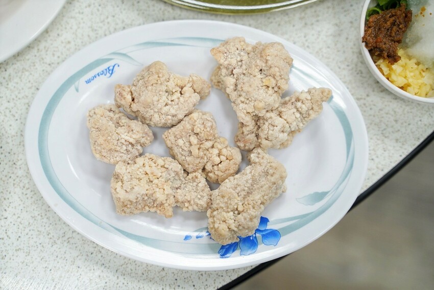 新竹平價自助石頭火鍋推薦！「大湖口火鍋城」上百種菜色選擇，每盤肉只要100元！黑麻油爆炒的湯頭真的很厲害！絕對是三五好友、家庭聚餐的首選推薦！ - 阿華田的美食日記