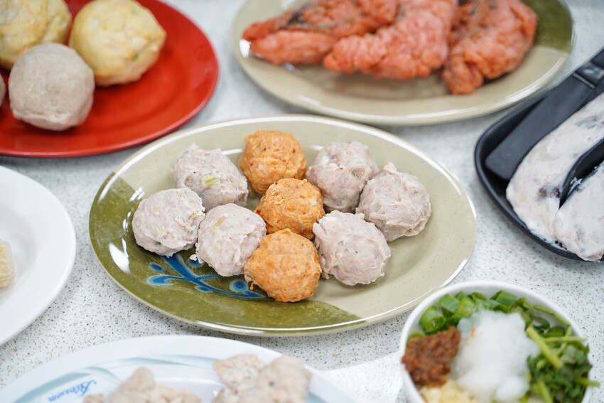 新竹平價自助石頭火鍋推薦！「大湖口火鍋城」上百種菜色選擇，每盤肉只要100元！黑麻油爆炒的湯頭真的很厲害！絕對是三五好友、家庭聚餐的首選推薦！ - 阿華田的美食日記