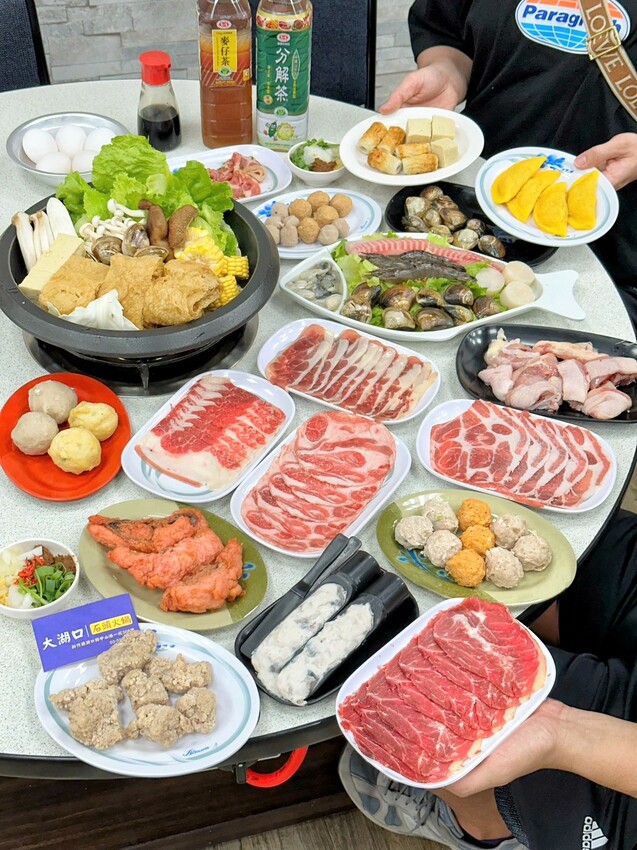 新竹平價自助石頭火鍋推薦！「大湖口火鍋城」上百種菜色選擇，每盤肉只要100元！黑麻油爆炒的湯頭真的很厲害！絕對是三五好友、家庭聚餐的首選推薦！ - 阿華田的美食日記