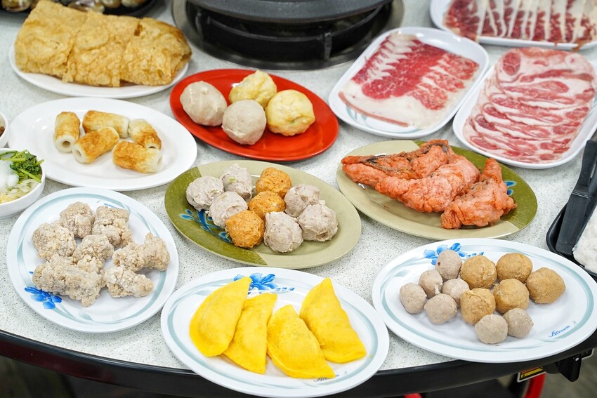 新竹平價自助石頭火鍋推薦！「大湖口火鍋城」上百種菜色選擇，每盤肉只要100元！黑麻油爆炒的湯頭真的很厲害！絕對是三五好友、家庭聚餐的首選推薦！ - 阿華田的美食日記