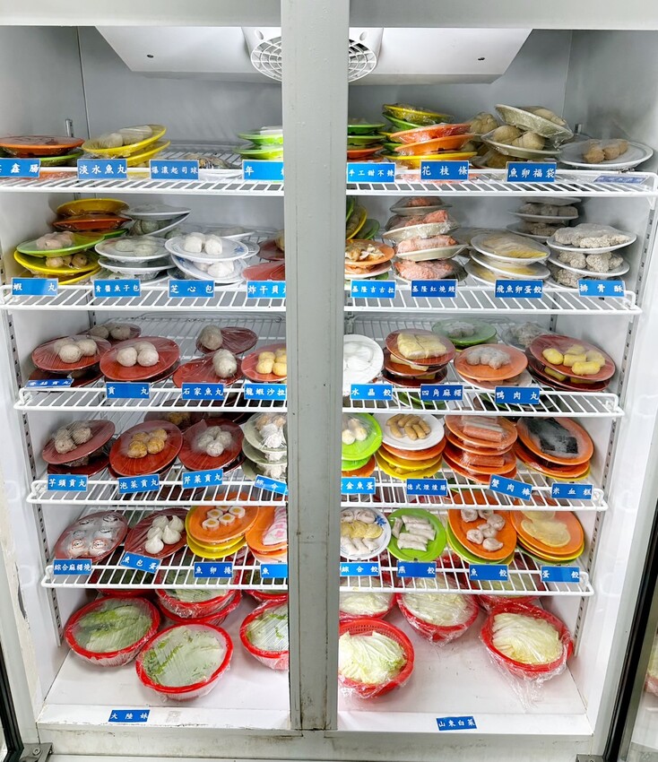 新竹平價自助石頭火鍋推薦！「大湖口火鍋城」上百種菜色選擇，每盤肉只要100元！黑麻油爆炒的湯頭真的很厲害！絕對是三五好友、家庭聚餐的首選推薦！ - 阿華田的美食日記