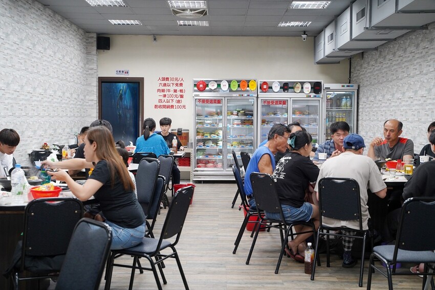 新竹平價自助石頭火鍋推薦！「大湖口火鍋城」上百種菜色選擇，每盤肉只要100元！黑麻油爆炒的湯頭真的很厲害！絕對是三五好友、家庭聚餐的首選推薦！ - 阿華田的美食日記