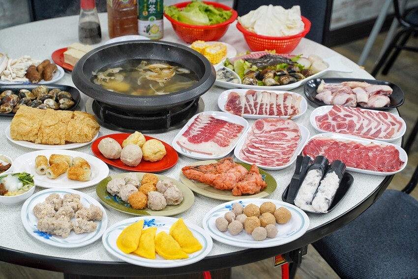 新竹平價自助石頭火鍋推薦！「大湖口火鍋城」上百種菜色選擇，每盤肉只要100元！黑麻油爆炒的湯頭真的很厲害！絕對是三五好友、家庭聚餐的首選推薦！ - 阿華田的美食日記