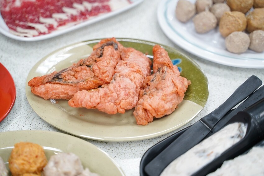 新竹平價自助石頭火鍋推薦！「大湖口火鍋城」上百種菜色選擇，每盤肉只要100元！黑麻油爆炒的湯頭真的很厲害！絕對是三五好友、家庭聚餐的首選推薦！ - 阿華田的美食日記