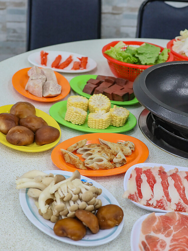 大湖口火鍋城 一盤肉只要$100元，桌邊麻油爆炒石頭火鍋，還有紅燒鰻、吉古拉特色火鍋鍋料一起吃