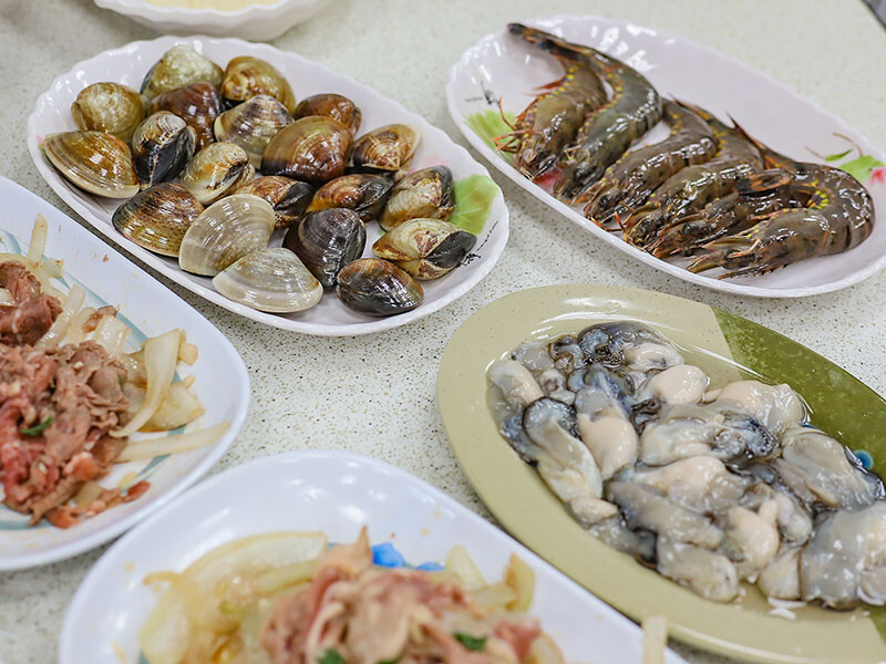 大湖口火鍋城 一盤肉只要$100元，桌邊麻油爆炒石頭火鍋，還有紅燒鰻、吉古拉特色火鍋鍋料一起吃