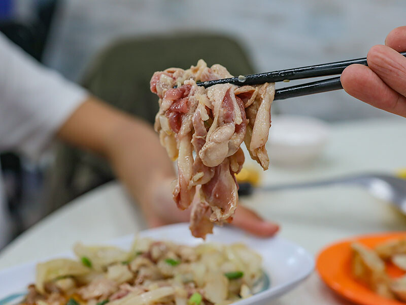 大湖口火鍋城 一盤肉只要$100元，桌邊麻油爆炒石頭火鍋，還有紅燒鰻、吉古拉特色火鍋鍋料一起吃
