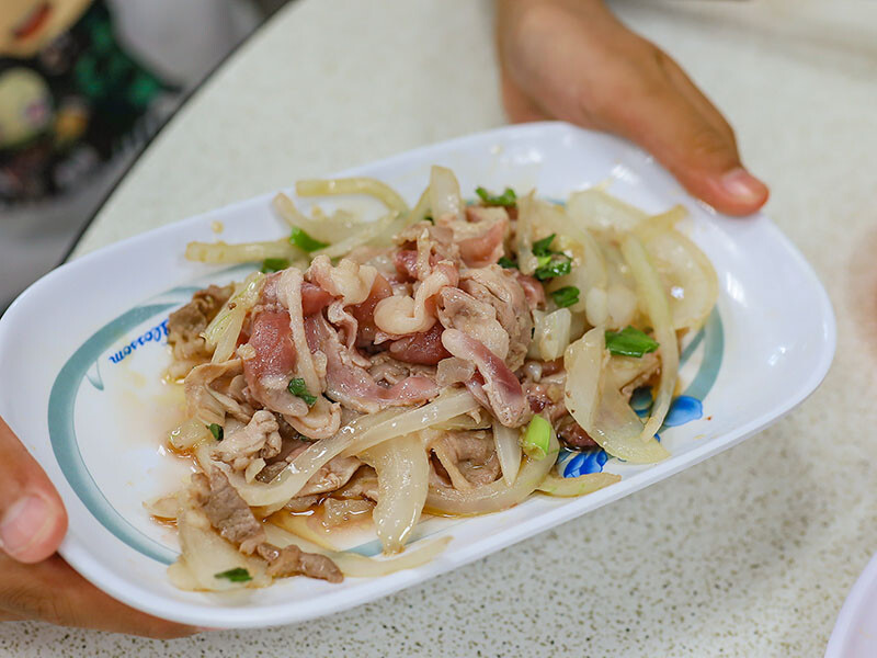 大湖口火鍋城 一盤肉只要$100元，桌邊麻油爆炒石頭火鍋，還有紅燒鰻、吉古拉特色火鍋鍋料一起吃