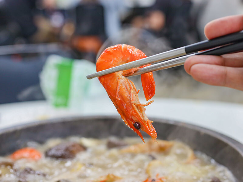 大湖口火鍋城 一盤肉只要$100元，桌邊麻油爆炒石頭火鍋，還有紅燒鰻、吉古拉特色火鍋鍋料一起吃