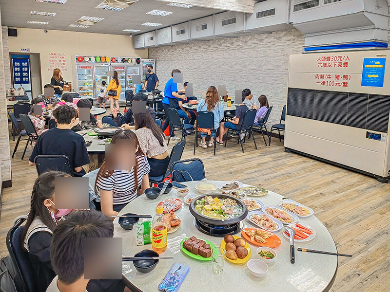 大湖口火鍋城 一盤肉只要$100元，桌邊麻油爆炒石頭火鍋，還有紅燒鰻、吉古拉特色火鍋鍋料一起吃