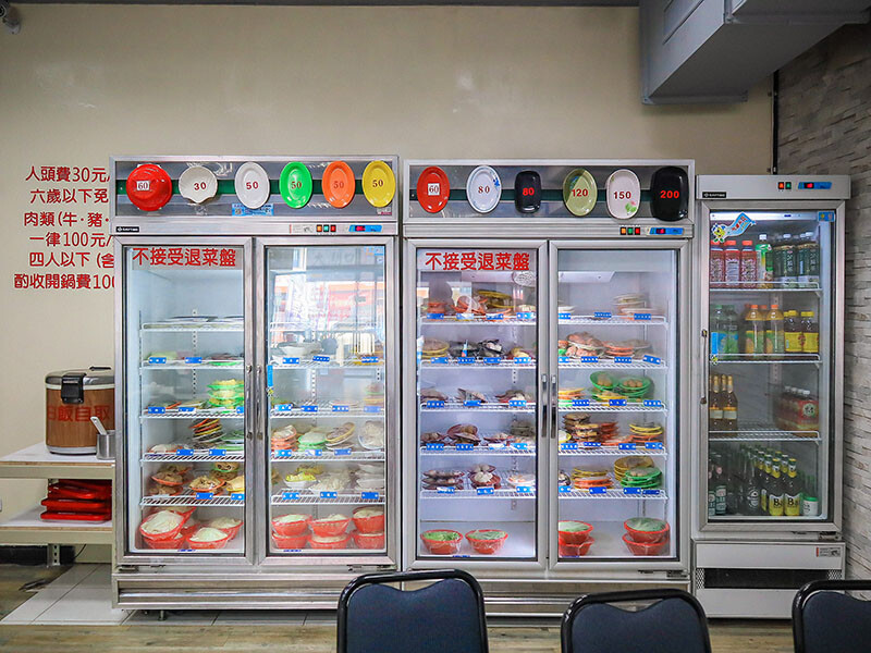 大湖口火鍋城 一盤肉只要$100元，桌邊麻油爆炒石頭火鍋，還有紅燒鰻、吉古拉特色火鍋鍋料一起吃