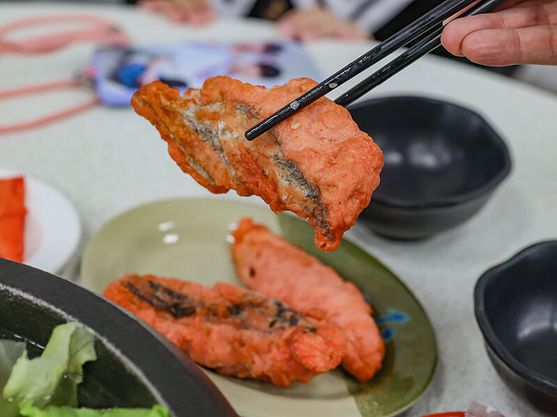 大湖口火鍋城 一盤肉只要$100元，桌邊麻油爆炒石頭火鍋，還有紅燒鰻、吉古拉特色火鍋鍋料一起吃