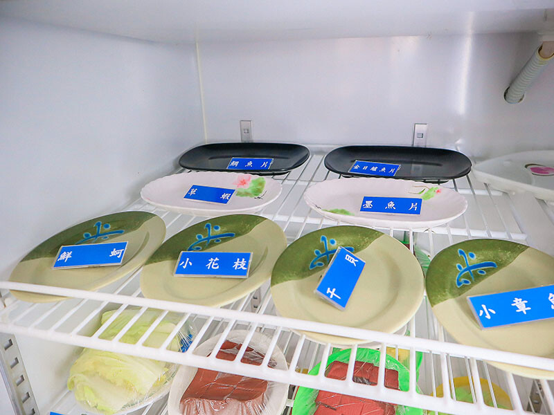 大湖口火鍋城 一盤肉只要$100元，桌邊麻油爆炒石頭火鍋，還有紅燒鰻、吉古拉特色火鍋鍋料一起吃