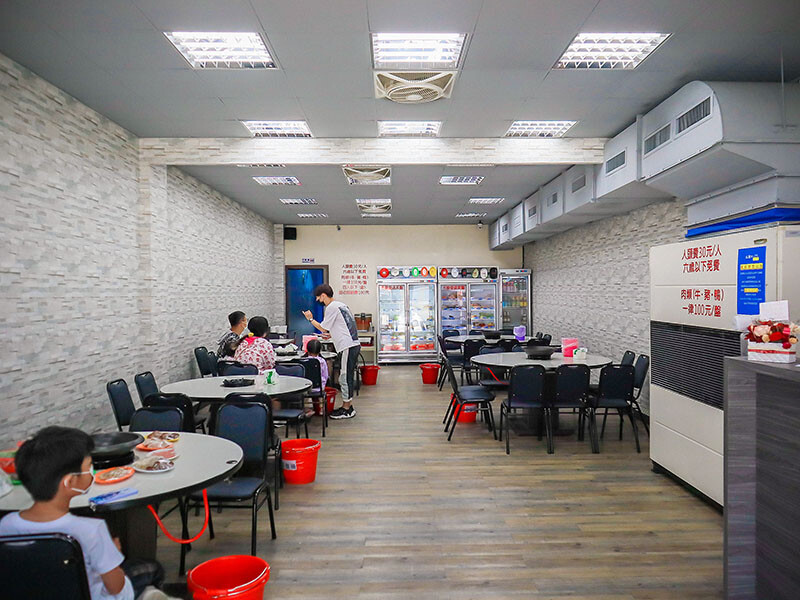 大湖口火鍋城 一盤肉只要$100元，桌邊麻油爆炒石頭火鍋，還有紅燒鰻、吉古拉特色火鍋鍋料一起吃