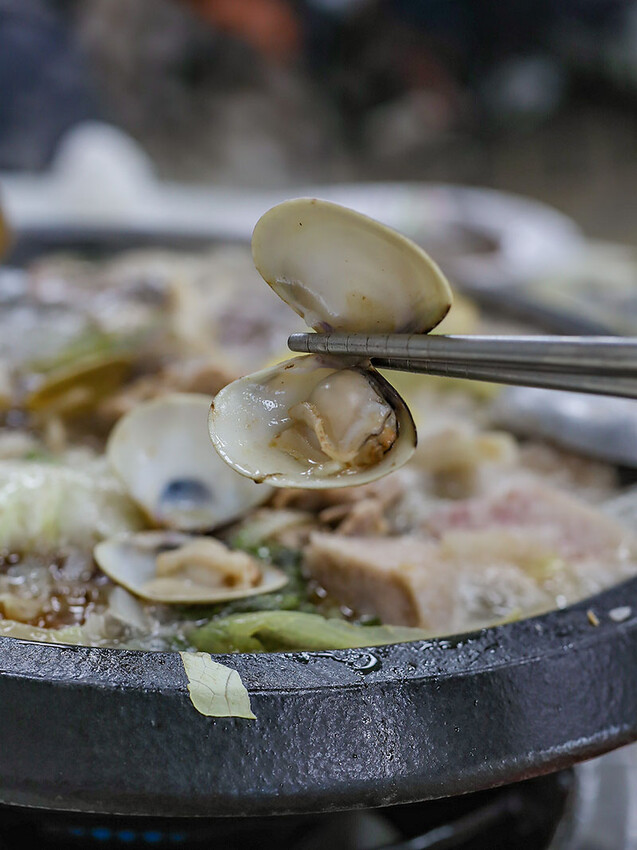 大湖口火鍋城 一盤肉只要$100元，桌邊麻油爆炒石頭火鍋，還有紅燒鰻、吉古拉特色火鍋鍋料一起吃