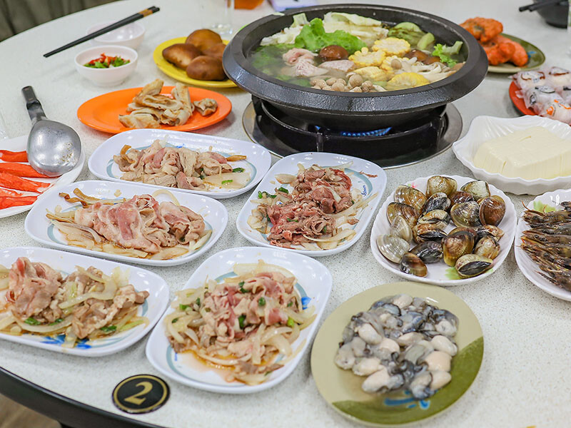 大湖口火鍋城 一盤肉只要$100元，桌邊麻油爆炒石頭火鍋，還有紅燒鰻、吉古拉特色火鍋鍋料一起吃