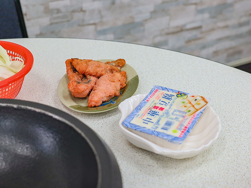 大湖口火鍋城 一盤肉只要$100元，桌邊麻油爆炒石頭火鍋，還有紅燒鰻、吉古拉特色火鍋鍋料一起吃