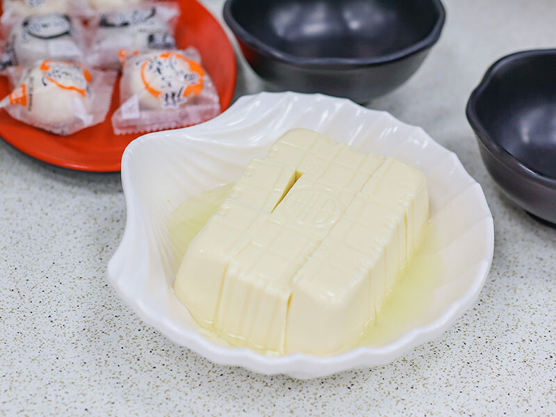 大湖口火鍋城 一盤肉只要$100元，桌邊麻油爆炒石頭火鍋，還有紅燒鰻、吉古拉特色火鍋鍋料一起吃